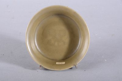 un bol marron posé sur une table blanche