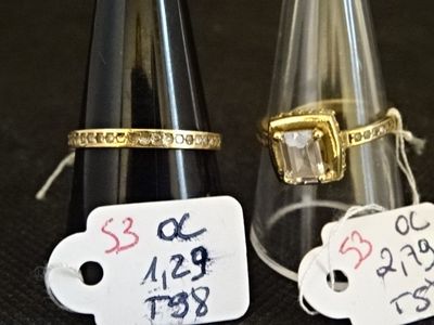 deux bagues et une étiquette de prix posées sur une table