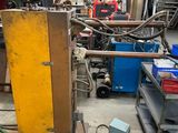 une photo d'un atelier d'usinage avec de nombreux outils