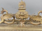 une statue en or représentant un cheval et un lion, posée sur une table