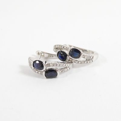 une paire de bagues en saphir et diamant sur fond blanc
