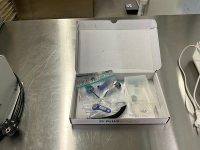 une boîte contenant des objets sur une table
