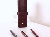 trois stylos et un étui posés sur une table
