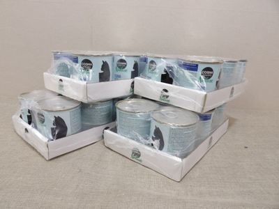 quatre boîtes de papier toilette sont empilées les unes sur les autres