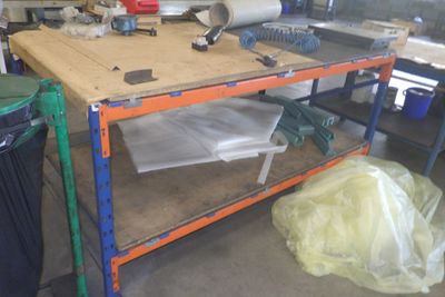 un établi avec de nombreux outils