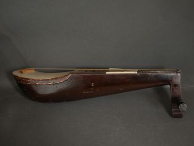 Rébab en bois naturel, os, laiton ajouré et parchemin à deux…