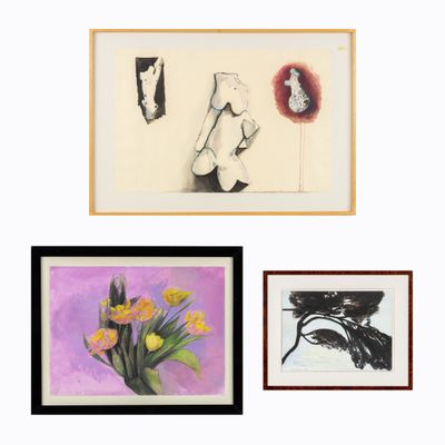 trois tableaux encadrés représentant une femme et des fleurs sur un mur blanc