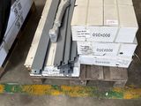 une pile de boîtes sur une palette dans un entrepôt