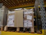 une palette remplie de palettes sur lesquelles sont posées des cartons
