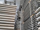 de nombreux tuyaux empilés dans un entrepôt