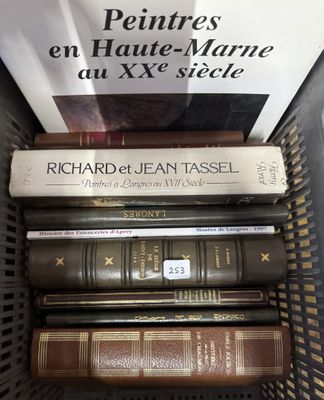de nombreux livres empilés les uns sur les autres dans un panier