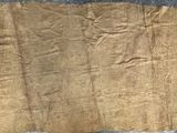 une photo montrant un morceau de tissu marron posé sur une table