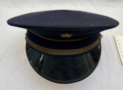 un chapeau posé sur une table