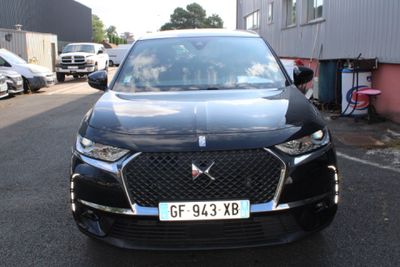 une voiture noire garée dans un parking