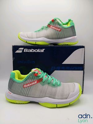 la boîte d'une paire de chaussures de tennis posée sur une surface blanche
