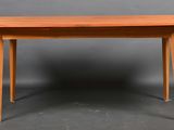 une image d'une table en bois sur un fond gris
