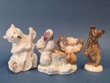 trois figurines d'ours jouant des instruments de musique sur un fond bleu