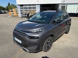 une citrole grise garée devant un immeuble