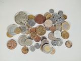 une pile de pièces de monnaie posée sur une surface blanche