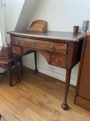 un petit bureau avec une chaise dans un coin de la pièce
