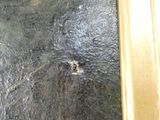 une photo d'une photo représentant une fenêtre percée d'un trou