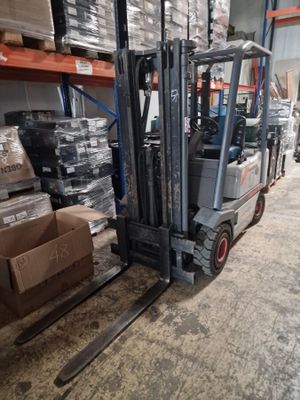 un chariot élévateur à fourche garé dans un entrepôt
