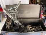 une valise contenant une grue, posée sur une table