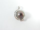une image représentant un pendentif composé d'une perle noire et de diamants, sur fond blanc