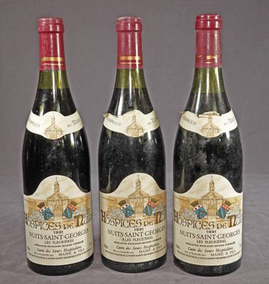 trois bouteilles de vin posées sur une table l'une à côté de l'autre