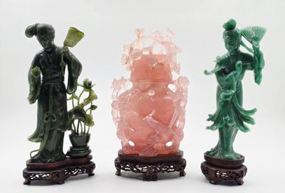 trois figurines en jade représentant des femmes asiatiques et un homme muni d'un éventail