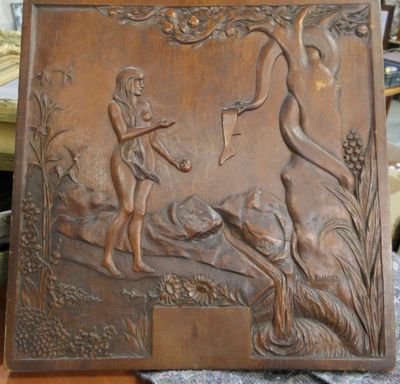 une plaque en bois sur laquelle sont représentés une femme et un oiseau