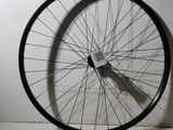 une image représentant une roue de vélo sur laquelle est collé un autocollant