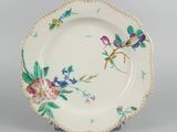 une image représentant une assiette sur laquelle sont peints des fleurs et des oiseaux