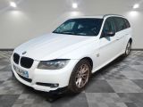une photo d'une BMW blanche garée dans un garage