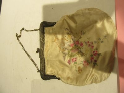 un petit sac à main posé sur une table