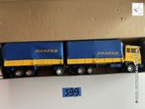un camion miniature qui se trouve dans une boîte