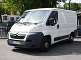 une camionnette blanche garée dans un parking