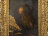 un vieux tableau représentant un homme en train de lire un livre, dans un cadre doré