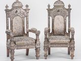 paire de chaises anciennes sculptées, avec des assises rembourrées à motifs floraux