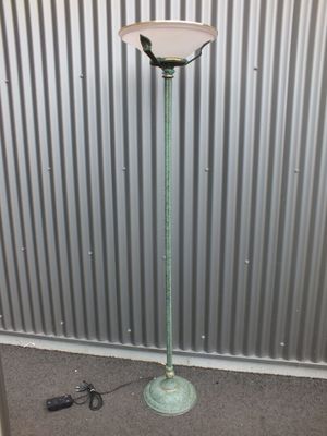 une lampe posée par terre près d'un mur