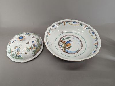 paire de bols en porcelaine avec couvercle, représentant un homme et une femme dans un jardin