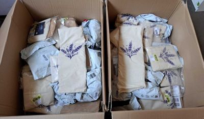 deux paquets de couches qui se trouvent dans un carton
