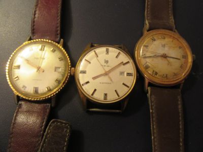 trois montres sont posées les unes à côté des autres sur une table