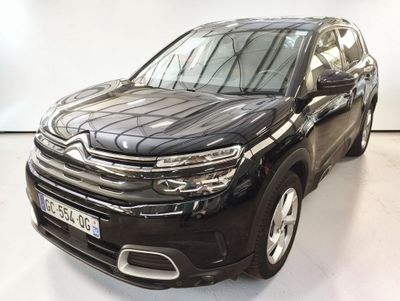 l'avant d'un SUV noir garé dans une pièce blanche