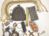 un assortiment de bijoux comprenant un chapeau, un collier, une montre, un porte-clés et d'autres articles