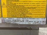 gros plan d'un panneau jaune sur une machine
