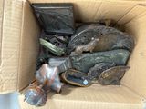 une boîte en carton remplie d'objets divers et une statue de cheval