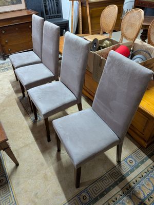 de nombreuses chaises disposées sur un tapis dans une pièce