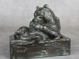 statue en bronze représentant un ours et son ourson reposant sur une caisse
