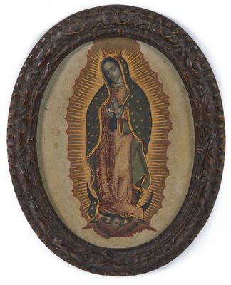 une vieille image de la Vierge de Guadalupe dans un cadre en bois